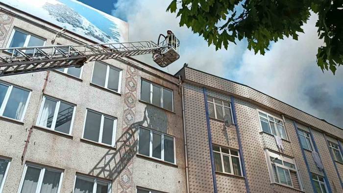 Tadilat Yapılan Çatı Alevlere Teslim Oldu: O Anlar Kamerada