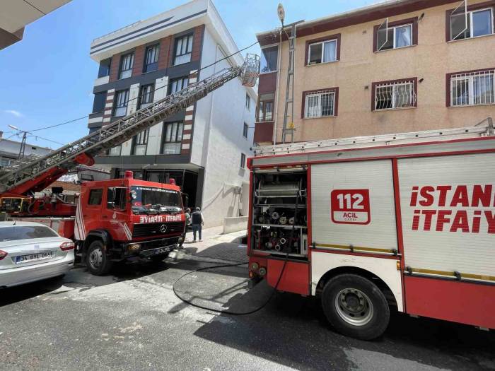 Küçükçekmece’de Yangında Mahsur Kalanları İtfaiye Kurtardı