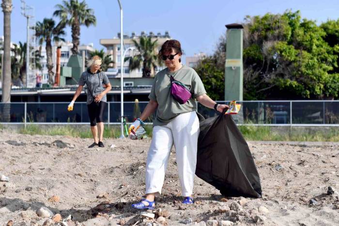 Mersin’de Gönüllü Kadınlar Sahil Temizliği Yaptı