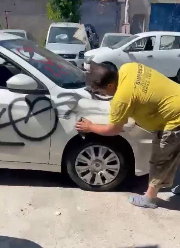 Saplantılı Aşığın Sprey Boyayla Aşk Duvarına Döndürdüğü Otomobil Temizlendi