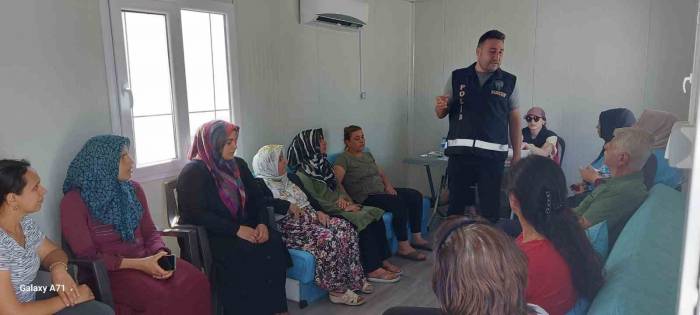 Polis, Konteyner Kentte Vatandaşları Bilgilendirdi