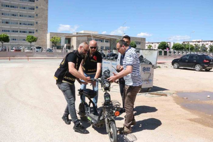Kavga Sırasında Çalınan Elektrikli Bisikletini Bir Anda Karşısında Görünce Polislere Sarıldı