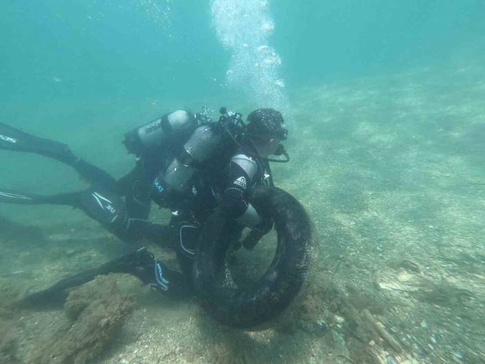 Sahil Güvenlik Ve Öğrencilerden Deniz Temizliği