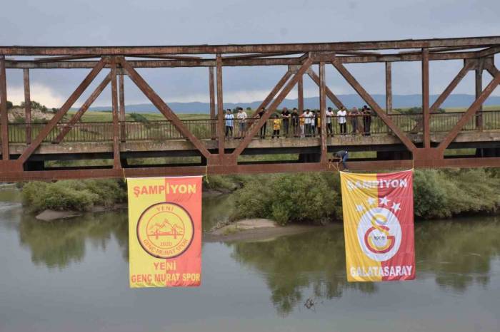 Şampiyonların Bayrağı Köprüye Asıldı