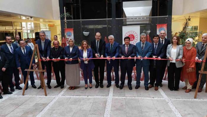Cezaevindeki Kurslara Katılan Hükümlülerin El Emekleri Göz Nurları Sergilendi