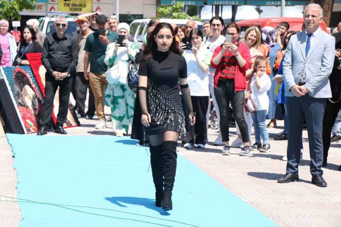 Atık Malzemelerden Kıyafet Defilesi