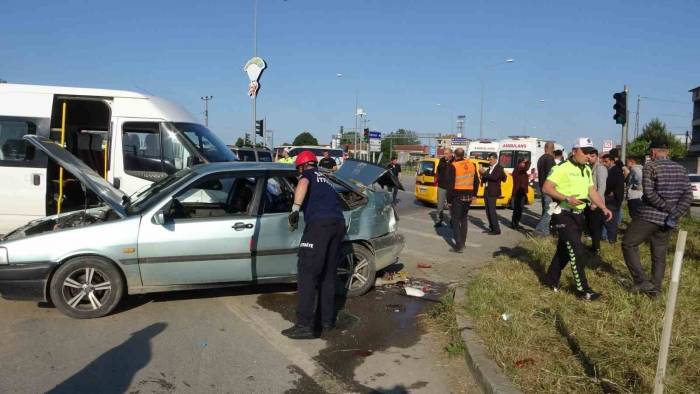 Samsun’da Minibüs Kavşakta İki Araca Çarptı: 7 Yaralı