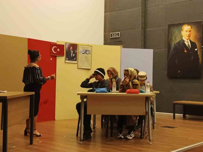 Sarıgöl’de ’sınavsız Hava Sahası’ Adlı Tiyatro Oyunu Sahnelendi