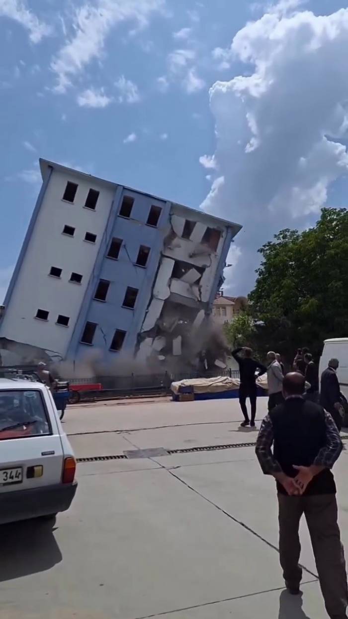 Eski Zile Emniyet Müdürlüğü Binasının Yıkımı Akıllara Depremi Getirdi