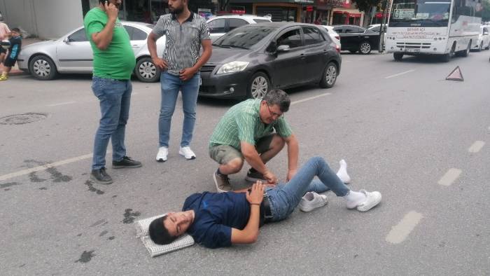 Kazada Yaralanan Motosiklet Sürücüsüne İlk Müdahaleyi Olay Yerindeki Doktor Yaptı