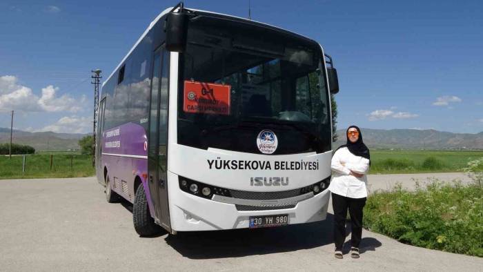 Yüksekova’nın İlk Kadın Otobüs Şoförü Direksiyona Geçti