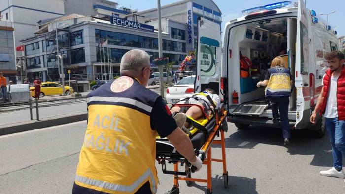 Motosiklet İle Otomobil Çarpıştı; 1 Yaralı