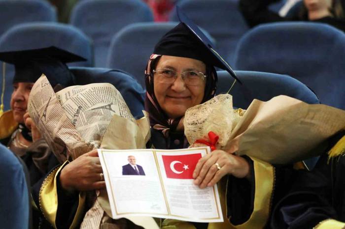 Okuma-yazma Öğrenen Kadınlar Kep Atarak Sertifika Almanın Mutluluğunu Yaşadı