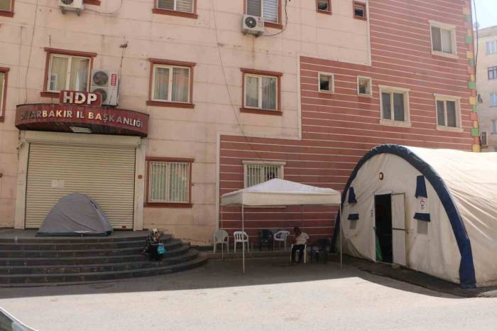 Ailelerin Evlat Nöbeti Kararlılıkla Devam Ediyor