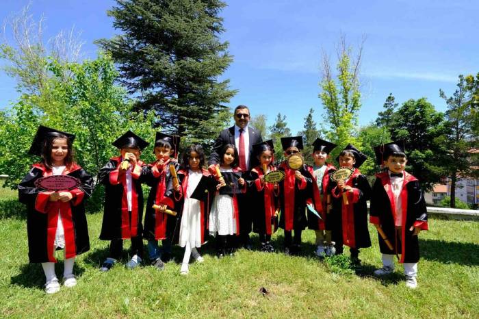 Minik Öğrenciler Mezuniyet Heyecanı Yaşadı