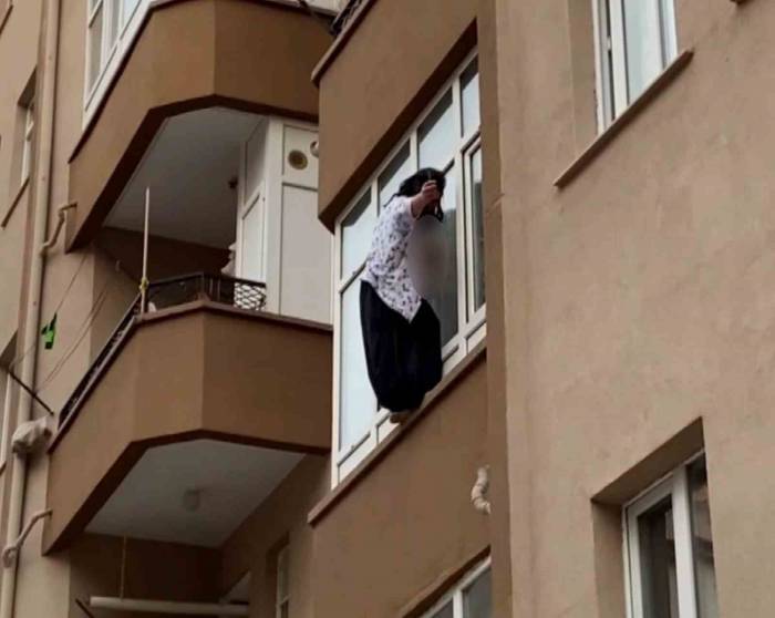 İtfaiyenin Açtığı Şişme Yatak Can Kurtardı