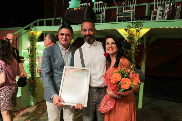 Aliağa Belediye Tiyatrosu Oyuncularından Muhteşem Performans