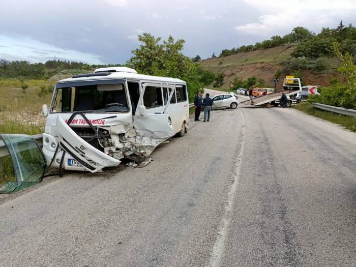Burdur’da İşçi Servisi İle Otomobil Çarpıştı: 13 Yaralı