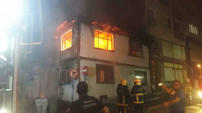 Bursa’da 2 Katlı Ahşap Ev Alev Alev Yandı