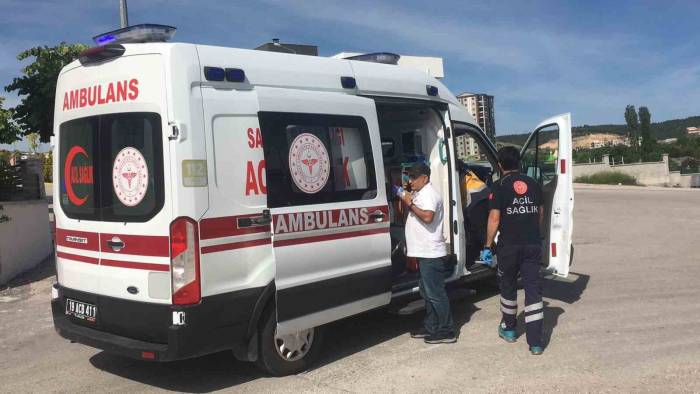 Hafif Ticari Araç İle Otomobil Çarpıştı: 1 Yaralı