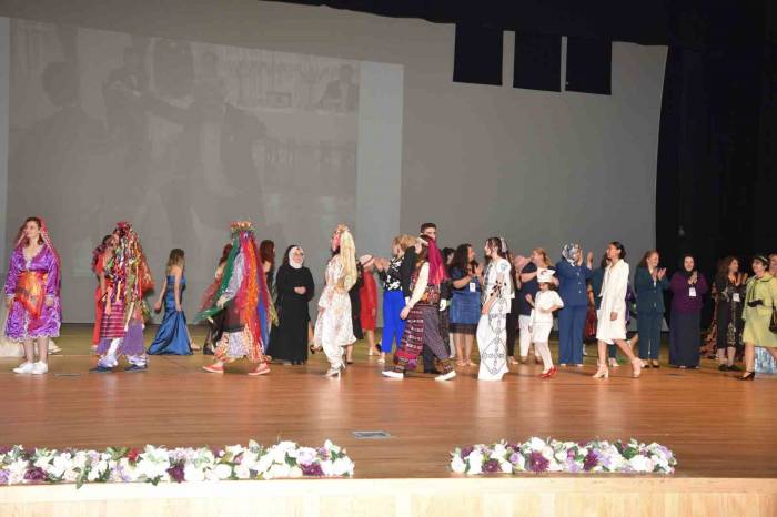 Halk Eğitim Kursiyerleri ‘dünden Bugüne Zarafet’i Defileyle Anlattı