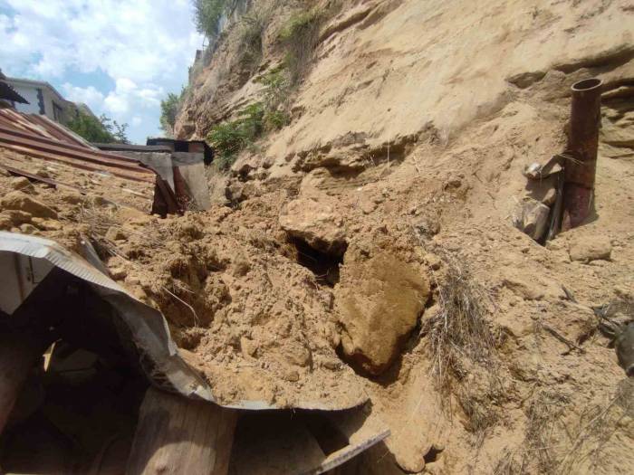 Heyelan İki Komşuya Korkulu Dolu Anlar Yaşattı