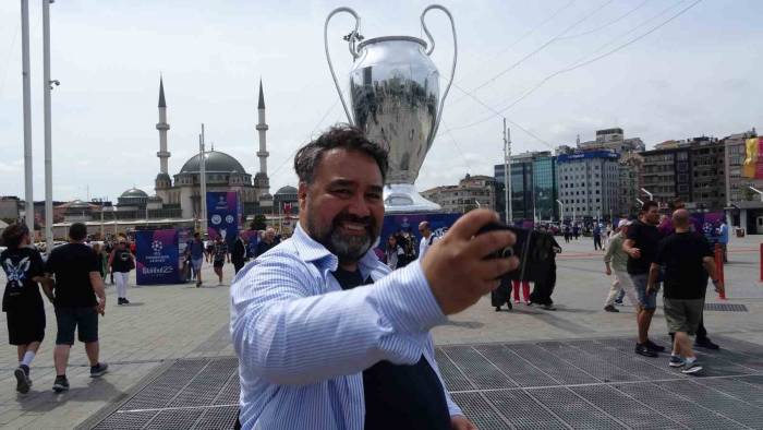 Taksim Meydanı’na Getirilen Dev Uefa Şampiyonlar Ligi Kupası Maketine Yoğun İlgi