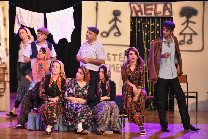 Öğretmenlerin Kurduğu Tiyatro Topluluğunun Gösterisi Yoğun İlgi Gördü