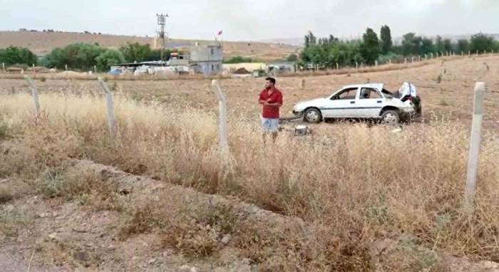 Gaziantep’te Yoldan Çıkan Otomobil Tarlaya Uçtu: 1 Yaralı