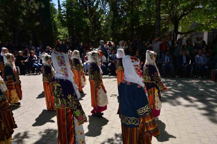 Gediz’de Halk Eğitim Merkezinin Yıl Sonu Sergisi Açıldı