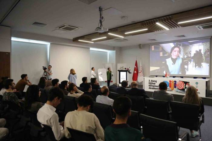 2. Genç Dijital Girişimcilik Akademisi Mezunlarını Verdi