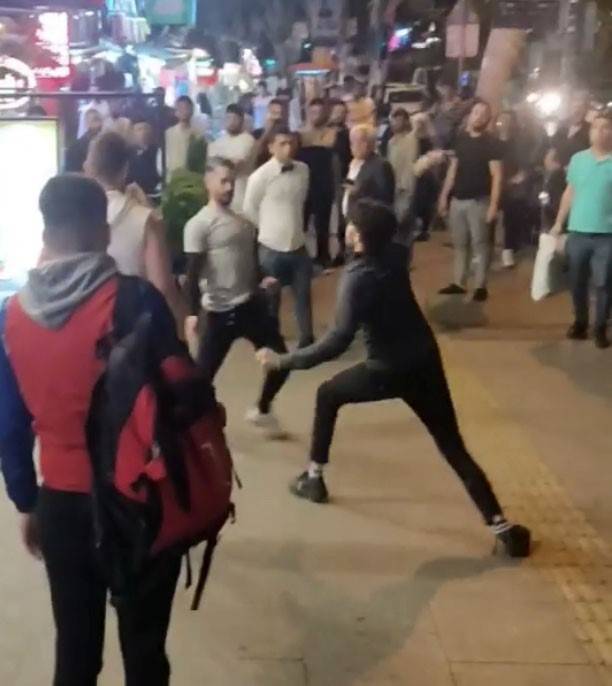 İstanbul’da “kılıç Kalkan Oyunu” Gibi Bıçaklı Kavga Kamerada