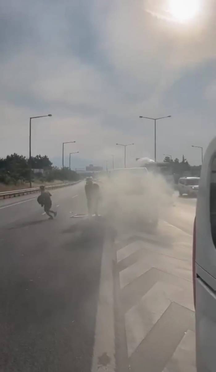 İzmir’de Göçmenleri Taşıyan Araç Alev Alev Yandı