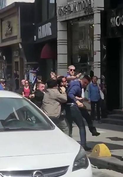 Kadıköy’de İki Sürücünün Trafikte Yumruklu Kavgası Kamerada