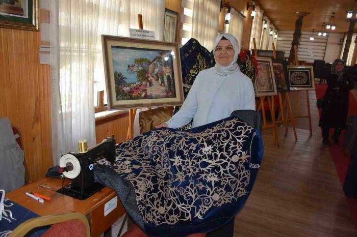 Tosya’da Halk Eğitimi Merkezi Kursiyerleri El Sanatları Ürünleri İle Göz Doldurdu