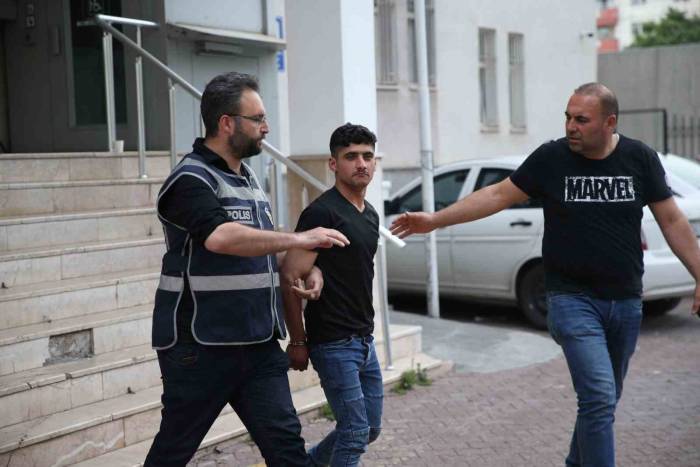 19 Yıl Hapis Cezası Bulunan Şahıs ’şöyle Çekin’ Dedi, Poz Verdi