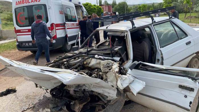 Tekeri Kopan Otomobil Okul Servisi İle Çarpıştı: 12’si Öğrenci 14 Kişi Hastaneye Kaldırıldı