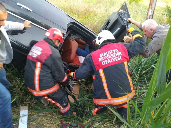 Otomobil Elektrik Direğine Çarptı: 1 Ölü, 4 Yaralı