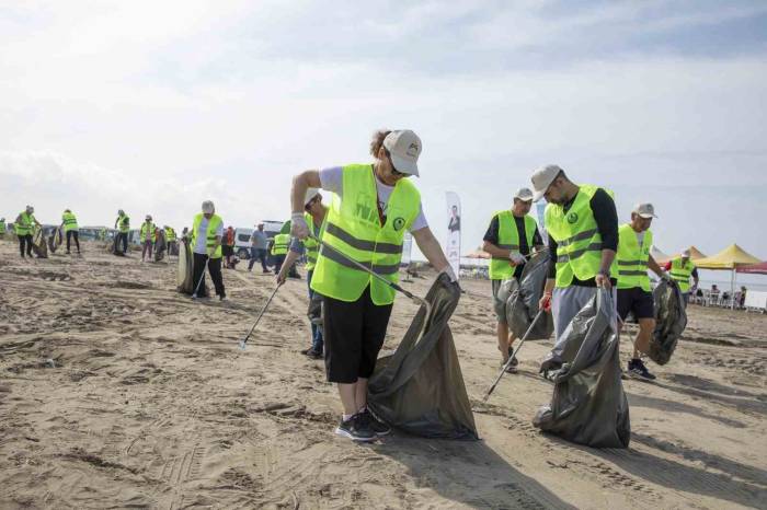 Mersin Büyükşehir Belediyesinden Sahil Temizleme Etkinliği
