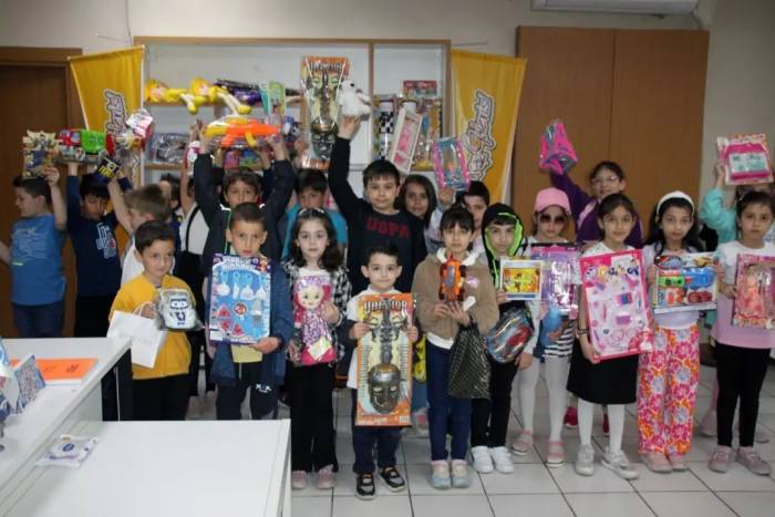 Minikler En Sevdikleri Oyuncakları Bağışladı