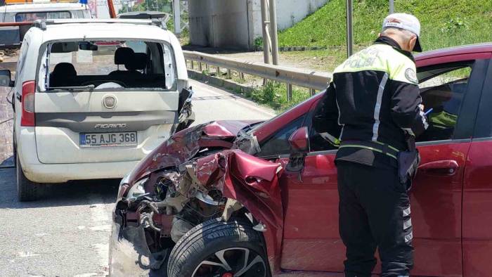 Samsun’da Otomobil Hafif Ticari Araçla Çarpıştı: 2 Yaralı