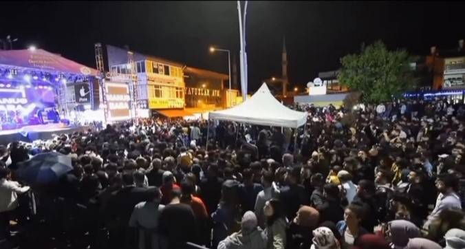 Manuş Baba Sevenleriyle Buluştu