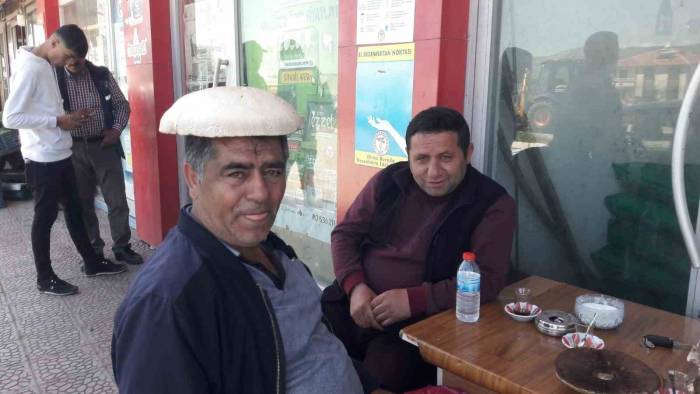 Mantarın Büyüklüğüne Şaşırdı, Şapka Gibi Kafasına Geçirdi