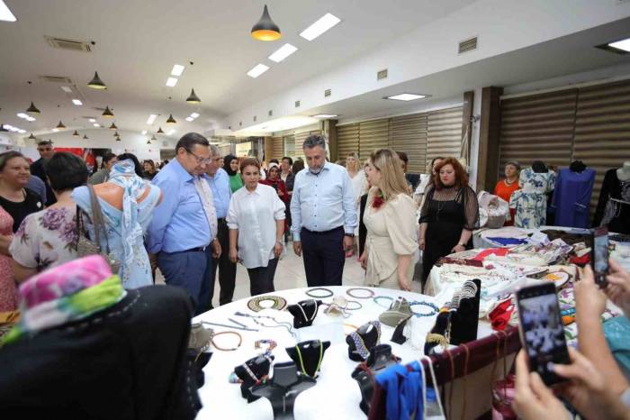 Bayraklılı Kadınların El Emeği Ürünleri Göz Kamaştırdı