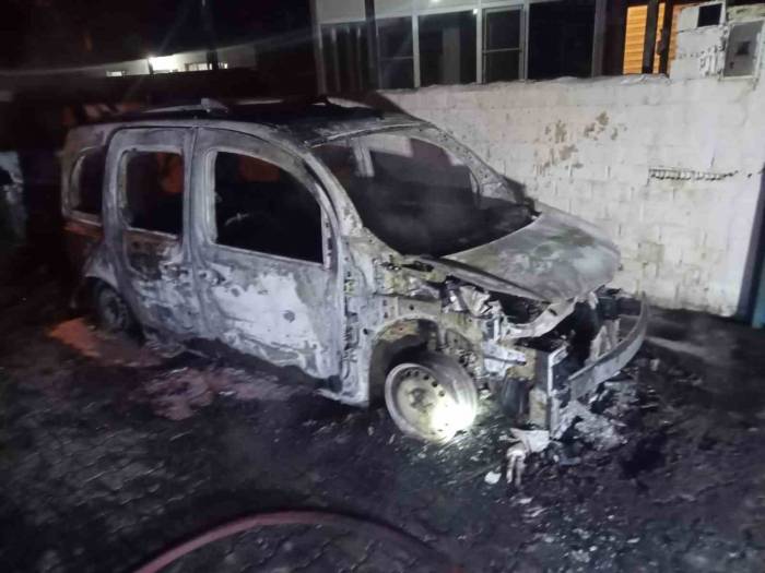 Söke’de Kundaklanan İki Araç Küle Döndü