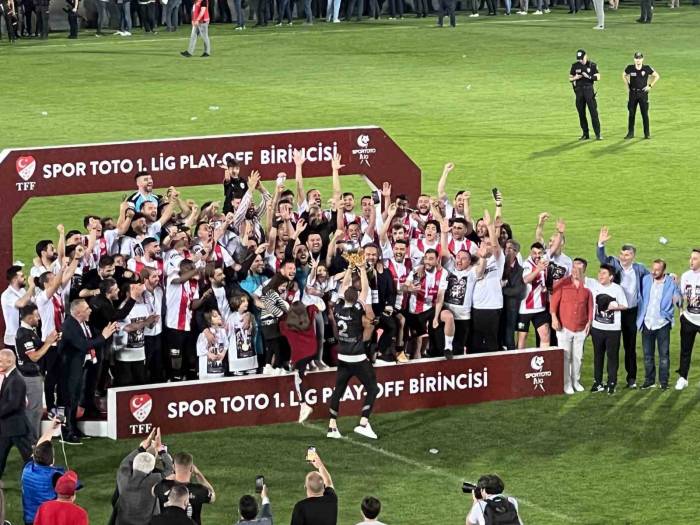 Süper Lig’e Yükselen Pendikspor Kupasını Coşkuyla Kaldırdı