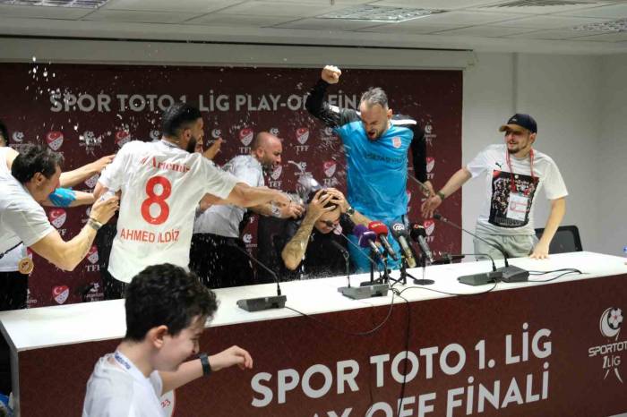 Pendikspor Takımından Basın Toplantısında Sulu Kutlama