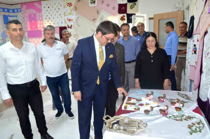 Çemişgezek Halk Eğitimi Merkezi Yıl Sonu Sergisi Açıldı