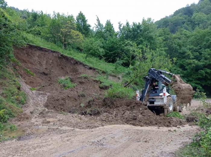 Türkeli’nin Köy Yollarında Yaşanan Heyelanların İzleri Siliniyor