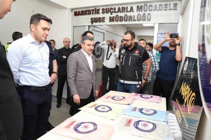 Tem’de Durdurulan Otomobil Uyuşturucu Deposu Çıktı: 34 Bin Hap Ele Geçirildi